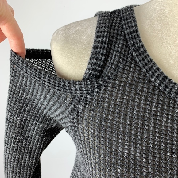 I.Joah Small Blouse Shoulder Cut Out Thermo Waffle - Picture 2 of 6